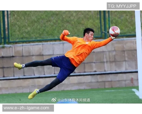 山东足球队员奋勇拼搏展现青春风采助力球队追逐荣耀梦想